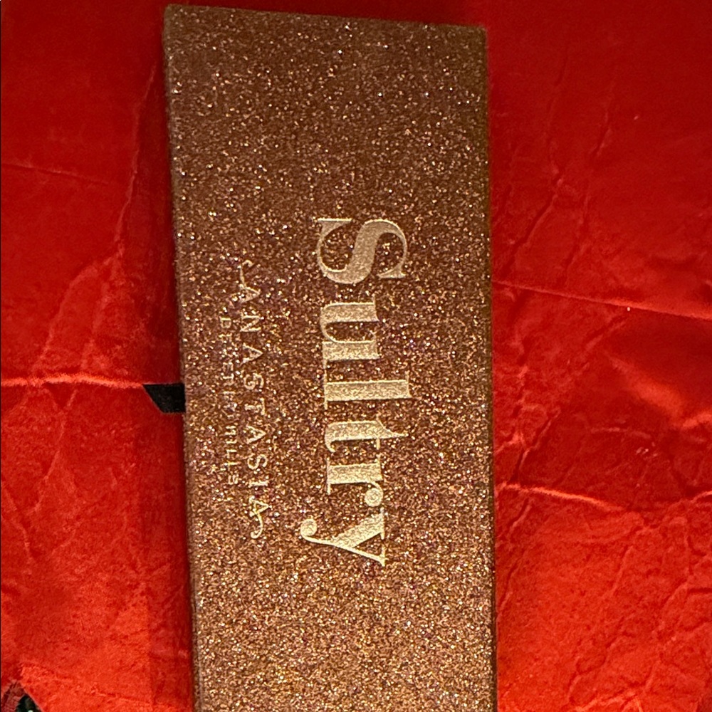 Anastasia Beverly Hills Sultry Palette with Glittery Gold Case